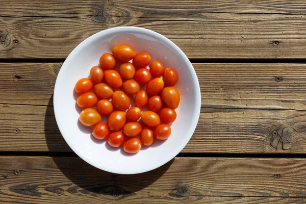 白いプレートの庭から新鮮な赤いトマト — ストック写真