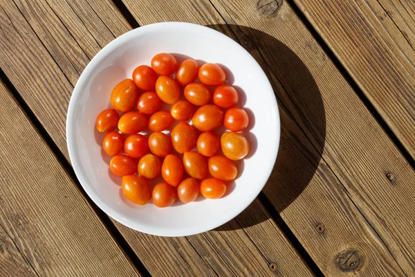 Φρέσκια Κόκκινη Ντομάτα Από Τον Κήπο Στο Άσπρο Πιάτο — Φωτογραφία Αρχείου