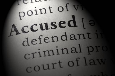 Sahte sözlük, suçlanan kelimenin sözlük tanımı. anahtar açıklayıcı kelimeler de dahil olmak üzere.