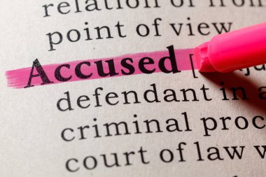 Sahte sözlük, suçlanan kelimenin sözlük tanımı. anahtar açıklayıcı kelimeler de dahil olmak üzere.