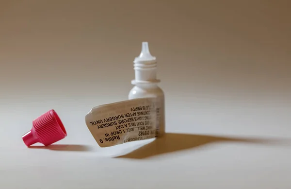 ピンク キャップ目ドロップ ボトル 抗生物質の処方薬 — ストック写真