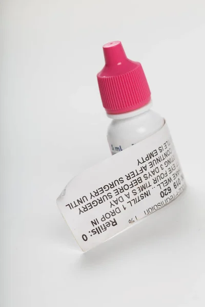 粉红色瓶盖眼药水瓶 抗生素处方药 — 图库照片