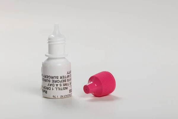 ピンク キャップ目ドロップ ボトル 抗生物質の処方薬 — ストック写真