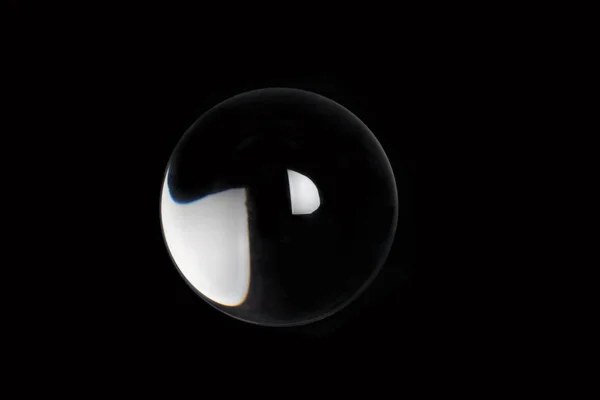 Bola Cristal Transparente Con Fondo Negro Cerca — Foto de Stock