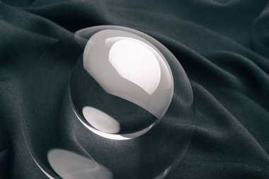 Şeffaf Kristal top ile mavi arka plan, yakın çekim.