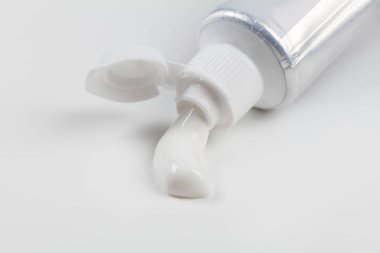 toothpastel şeritler ile beyaz arka plan, yakın çekim.