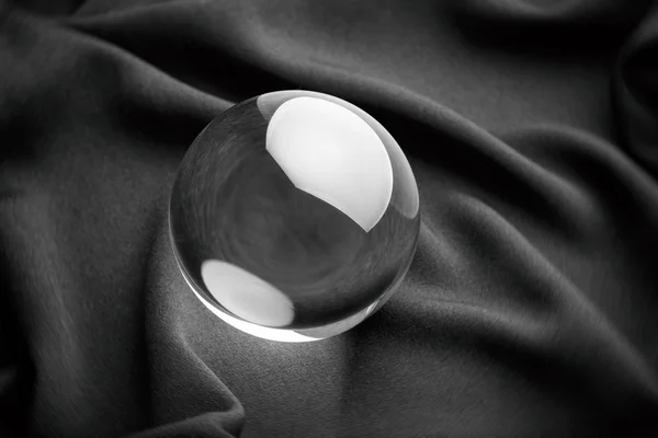 Διαφανές Κρύσταλλο Μπάλα Μαύρο Φόντο Κοντινό Πλάνο — Φωτογραφία Αρχείου