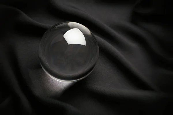 Bola Cristal Transparente Com Fundo Preto Close — Fotografia de Stock