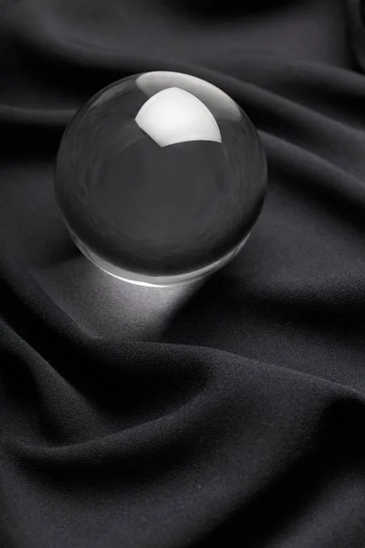 黒の背景に透明な水晶玉をクローズ アップ — ストック写真