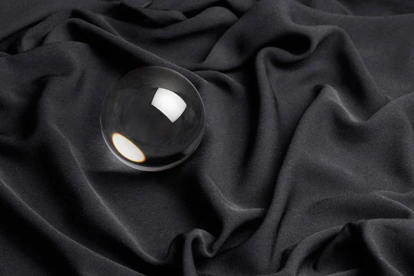 Siyah Arka Plan Şeffaf Kristal Top Yakın Çekim — Stok fotoğraf