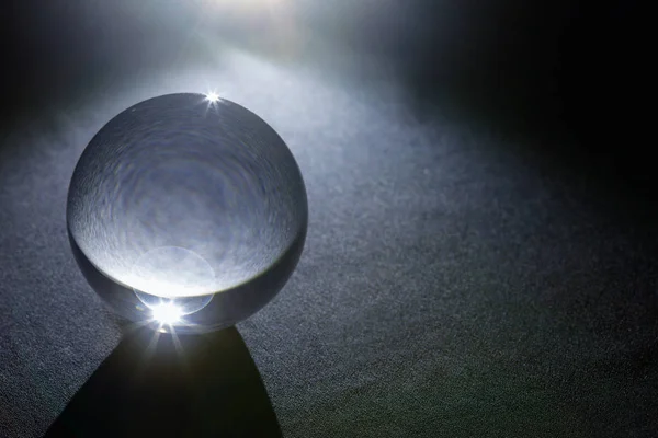 黒の背景に透明な水晶玉をクローズ アップ — ストック写真