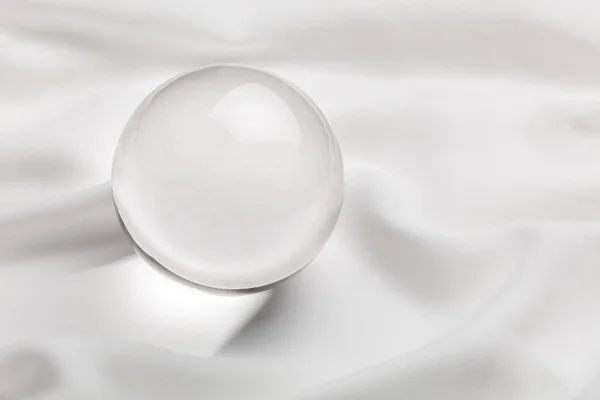 Beyaz Arka Planlı Şeffaf Kristal Top Yakın Çekim — Stok fotoğraf