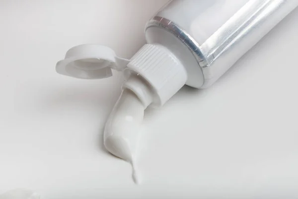 Toothpastel Şeritler Ile Beyaz Arka Plan Yakın Çekim — Stok fotoğraf