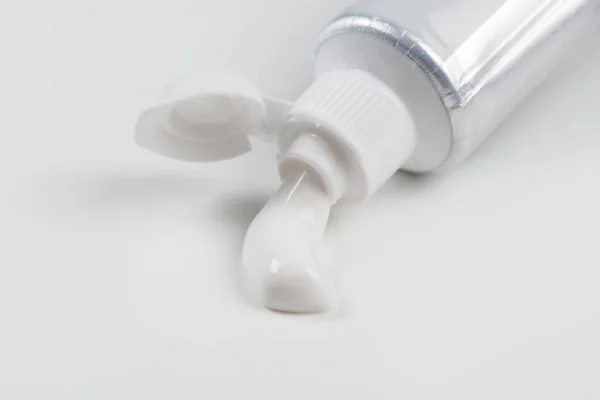 Toothpastel Pruhy Bílým Pozadím Zblízka — Stock fotografie