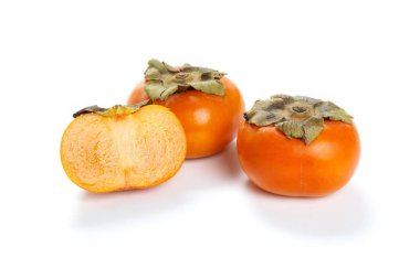 beyaz bir arka planda turuncu Trabzon hurması yakın çekim.