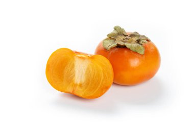 beyaz bir arka planda turuncu Trabzon hurması yakın çekim.