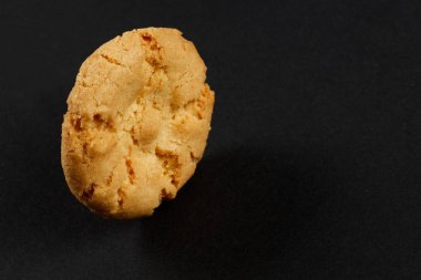 Siyah arka plan üzerine izole çerez yakın çekim.