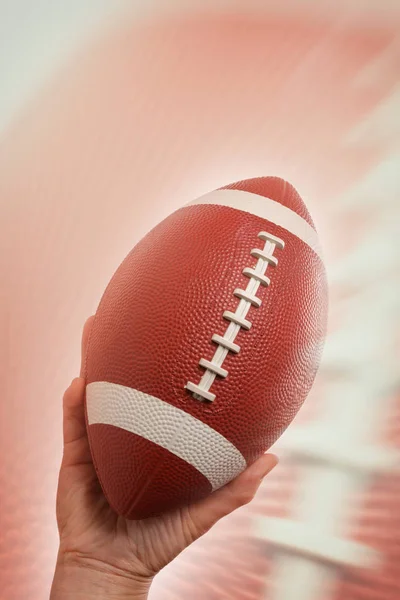 Hand Hält Einen American Football Aus Nächster Nähe — Stockfoto