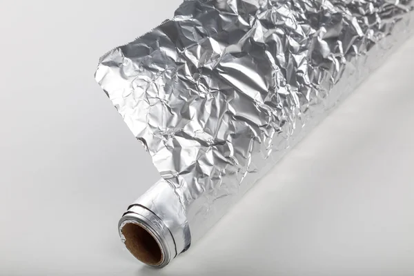 Aluminiumfolie Rulla Den Vita Bakgrunden Närbild — Stockfoto