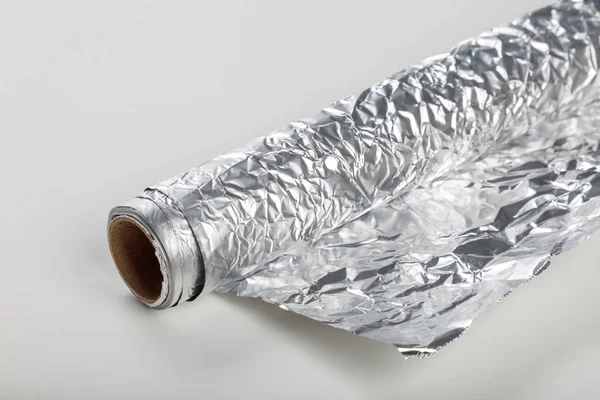 Rouleau Papier Aluminium Sur Fond Blanc Gros Plan — Photo