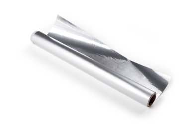 Beyaz zemin üzerine alüminyum folyo rulo yakın çekim.