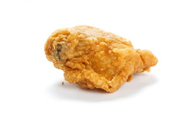 Beyaz arka plan üzerinde izole çıtır çıtır kızarmış tavuk