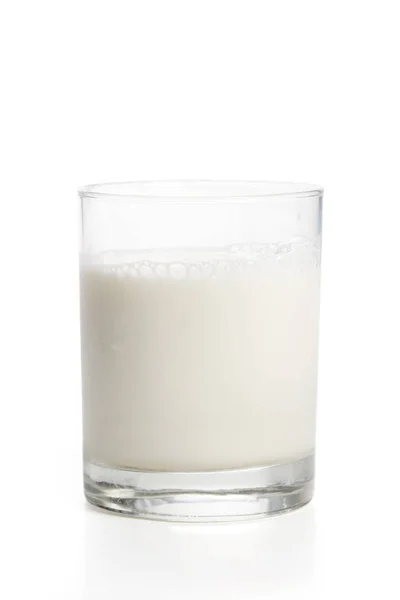 玻璃上的白牛奶近距离拍摄 — 图库照片