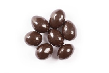 Tatlı çikolata topları beyaz arka plan üzerinde Kapat. 