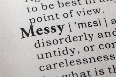 Sahte sözlük, dağınık kelimesinin sözlük anlamını. anahtar açıklayıcı kelimeler de dahil olmak üzere.