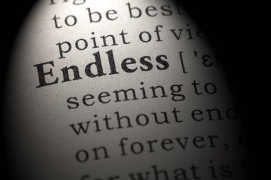 Sahte sözlük, sonsuz kelimesinin sözlük anlamını. anahtar açıklayıcı kelimeler de dahil olmak üzere.