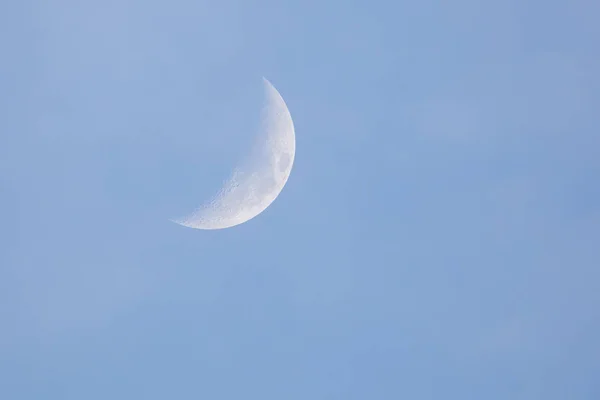 Lua nova com céu azul — Fotografia de Stock