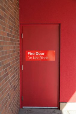 Bir yangın kapısının dışında 