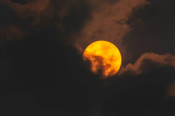 Belo Sol Dourado Céu Nublado — Fotografia de Stock