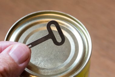 Eski moda konserve açacağı anahtarı. Kapatın.