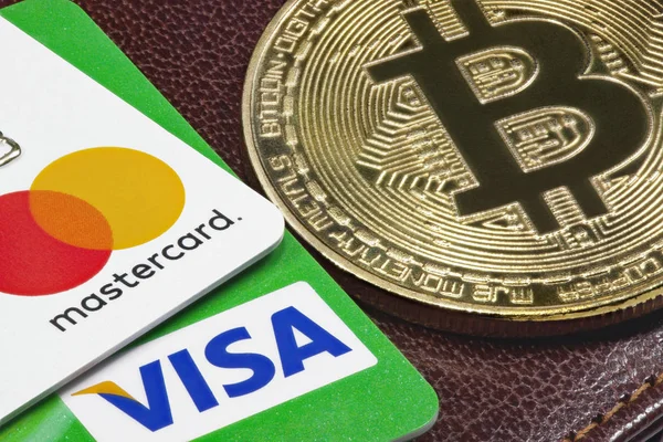 Visa 万事达卡信用卡和金比特币与皮革钱包在背景 — 图库照片