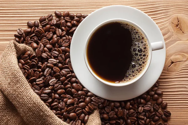 Taza Café Con Frijoles Asados Sobre Mesa Madera —  Fotos de Stock