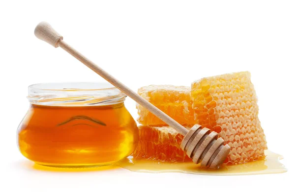 Honing Glazen Pot Met Houten Dipper Honingraten Geïsoleerd Witte Achtergrond — Stockfoto