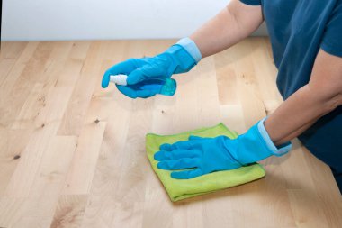 Covid-19 hastalığını önlemek için derin temizlik. Alkol, dezenfektan spreyi, güvenlik için evdeki mendiller.