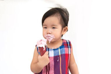 Dondurma yiyen küçük kız beyazın üzerinde izole halde.