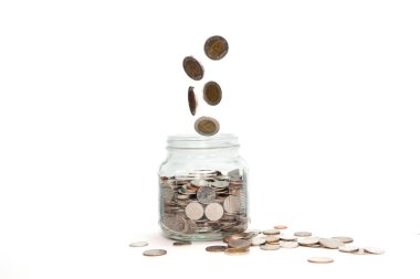 Para biriktirmek için bardağa bozuk paralar düşüyor..