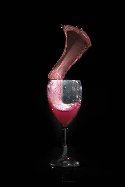Rosafarbenes Spritzwasser Aus Einem Glas Auf Weißem Hintergrund — Stockfoto