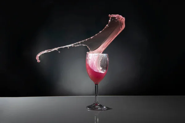 Rosafarbenes Spritzwasser Aus Einem Glas Auf Weißem Hintergrund — Stockfoto