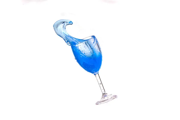 Blaues Spritzwasser Aus Einem Glas Auf Weißem Hintergrund — Stockfoto