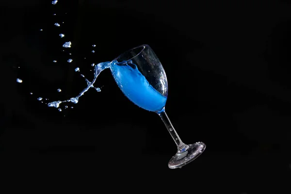 Blaues Spritzwasser Aus Einem Glas Auf Weißem Hintergrund — Stockfoto