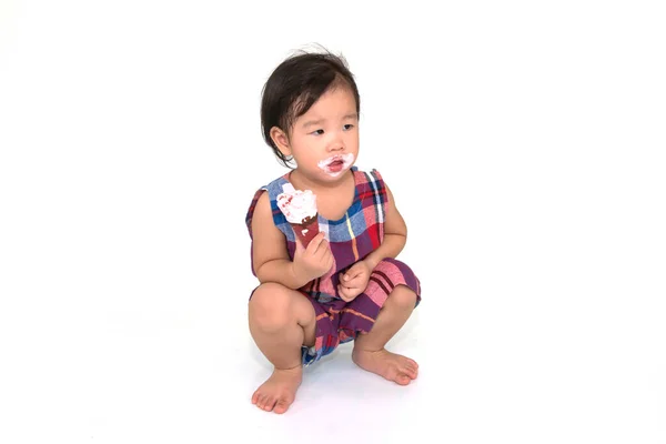 Niña Comiendo Helado Aislado Blanco — Foto de Stock