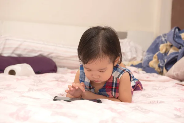 Niña Jugando Teléfono Inteligente Cama — Foto de Stock