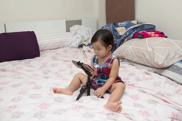 Niña Jugando Teléfono Inteligente Cama — Foto de Stock