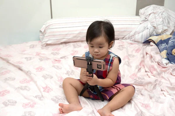 Petite Fille Enfant Jouer Smartphone Sur Lit — Photo