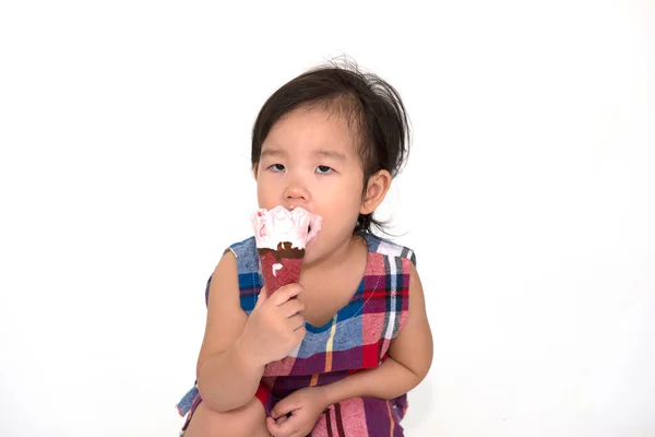 Niña Comiendo Helado Aislado Blanco — Foto de Stock