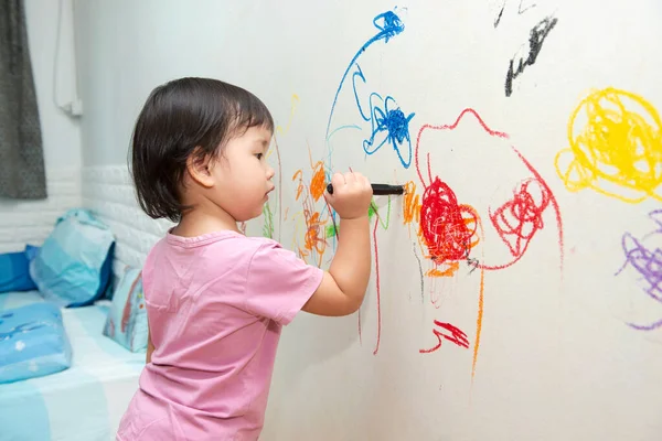 Niña Pequeña Dibujo Con Crayón Color Pared — Foto de Stock